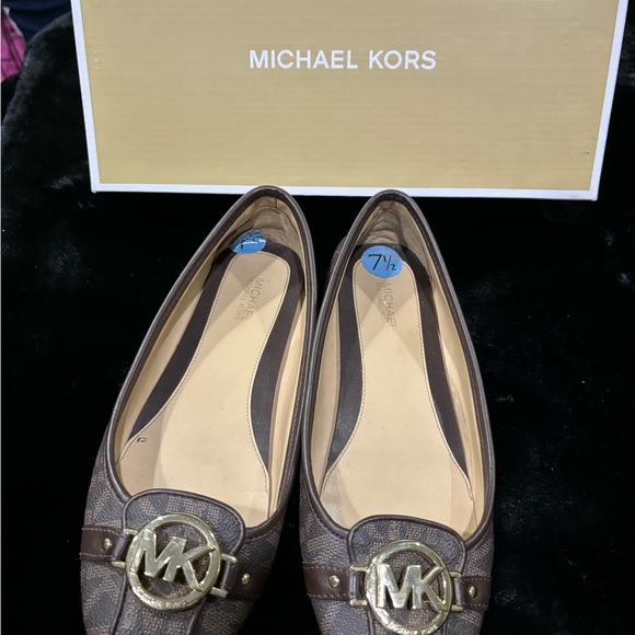 Size 7 1/2 lightly used worn twice Micheal Kors - Picture 2 of 3